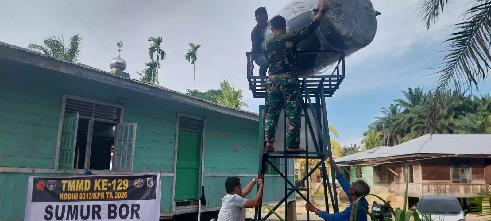 Program TMMD ke-129 Kodim 0313/KPR Tuntaskan Sumur Bor Air Bersih di Musholla Alfaizin