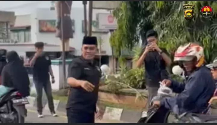 Ramadan Penuh Kepedulian, Satresnarkoba Polres Kerinci Bagikan Ratusan Takjil di Pos Lantas Sungai Penuh
