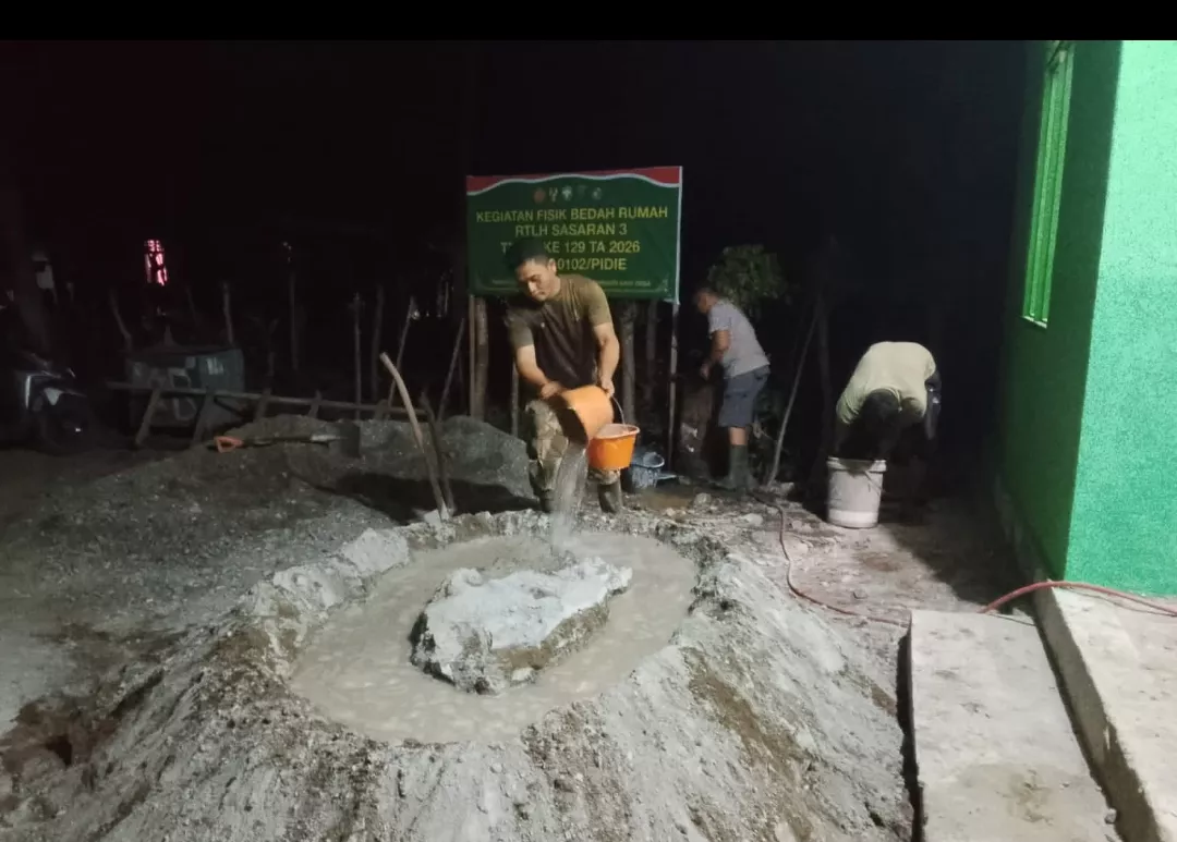 Satgas TMMD ke-129 Kodim 0102/Pidie Lembur Malam, Kebut Pengecoran Lantai RTLH Demi Capai Target