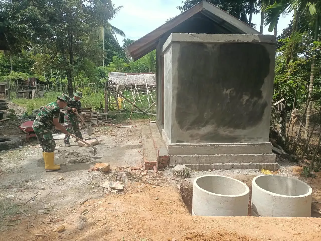 MCK Dayah Blang Cot Capai 85 Persen, Satgas TMMD ke-129 Kebut Pemasangan Septic Tank