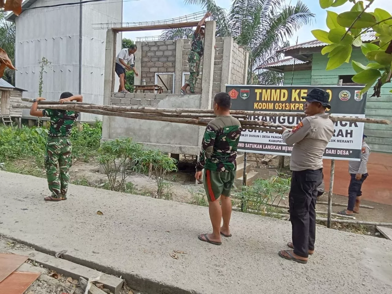 TMMD ke-129 Kodim 0313/KPR: Gotong Royong Kerjakan Pembangunan MCK Masjid Al-Hijrah di Dusun 1 Capai. Progres 70%