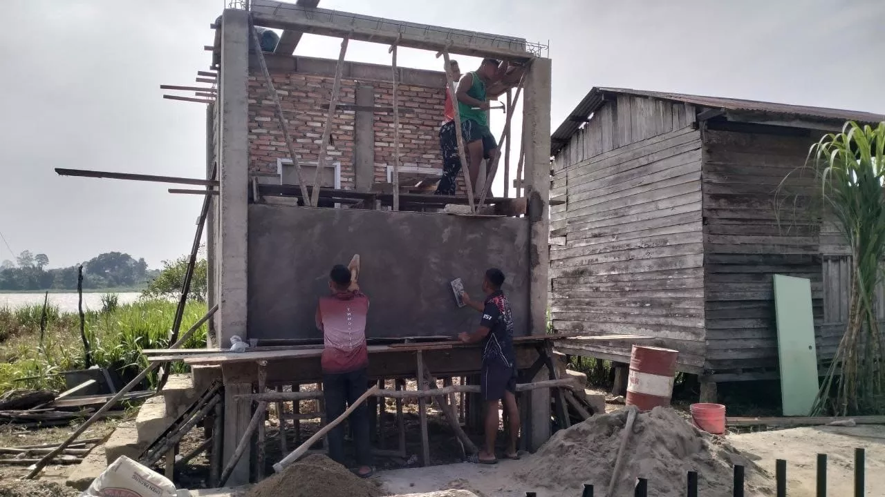 Kejar Target Penutupan TMMD ke-129, Satgas Kodim 0313/KPR Kebut Pembangunan MCK SD 013 Pangkalan Terap