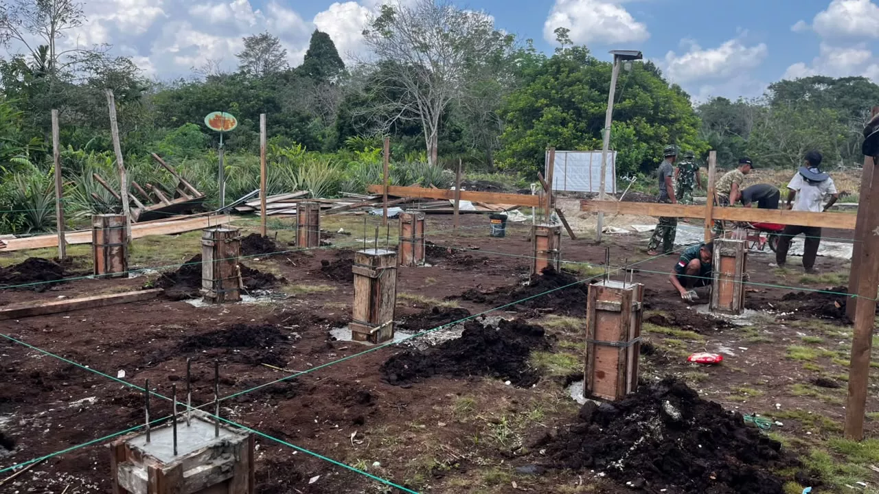 Kemanunggalan TNI dan Rakyat, Pembangunan RTLH Bapak Zaini di TMMD ke-129 Kodim 0313/Kpr Terus Digesa