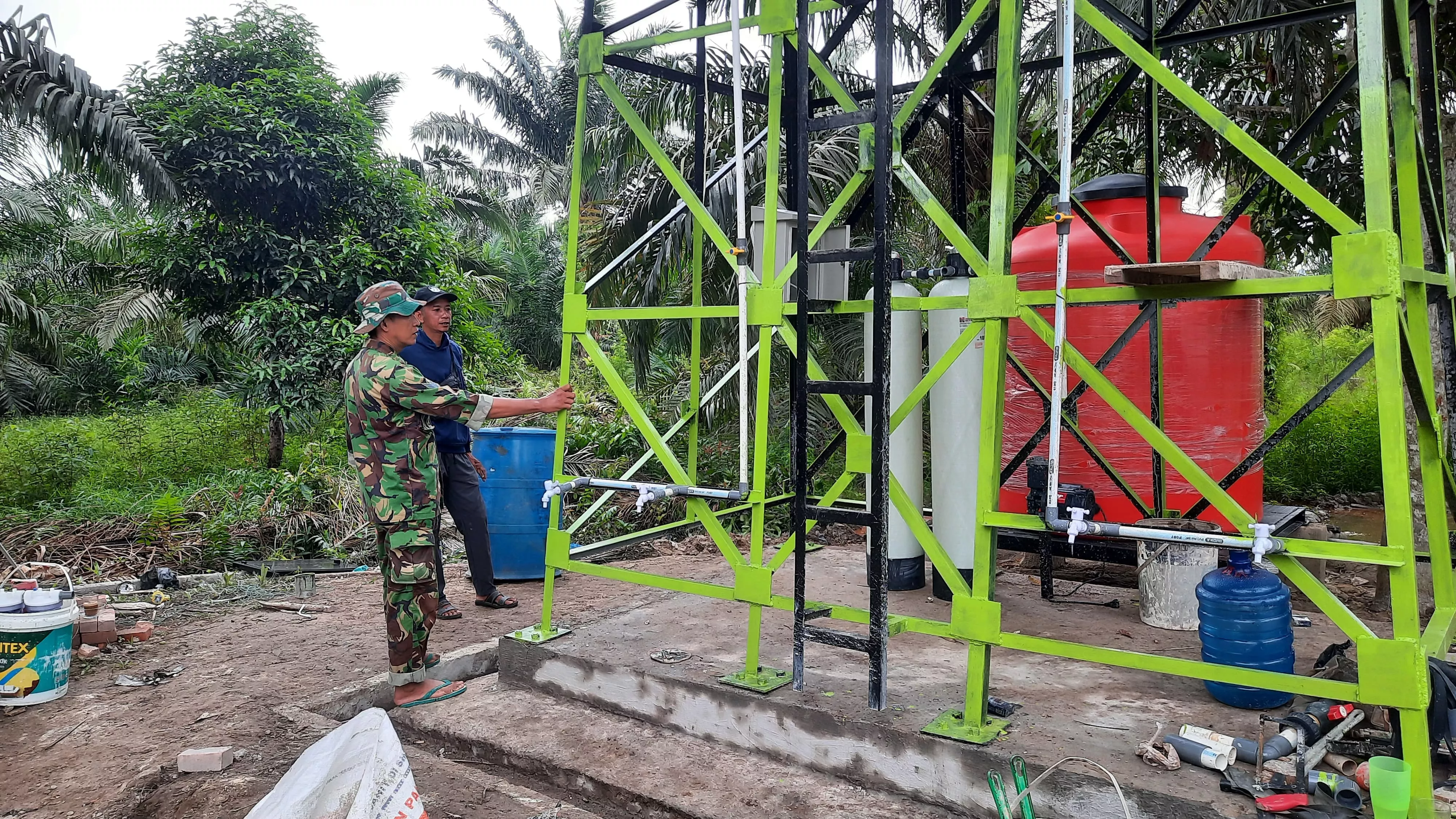 Instalasi Pipa Selesai 100%, Fasilitas Sumur Bor TMMD Ke-129 Kodim 0313/KPR Masuki Tahap Finish