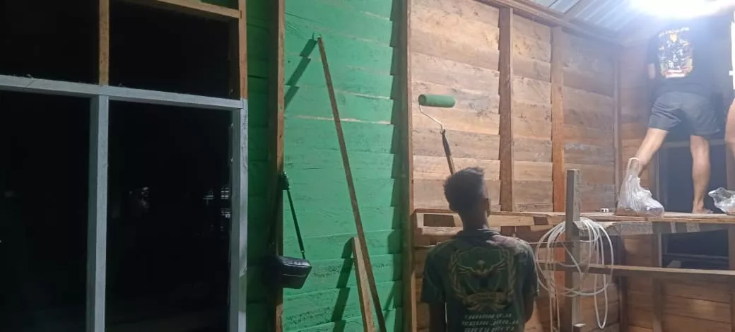 Satgas TMMD ke-129 Kodim 0313/KPR Serbu Lembur Malam Rampungkan Rumah Ibu Timah