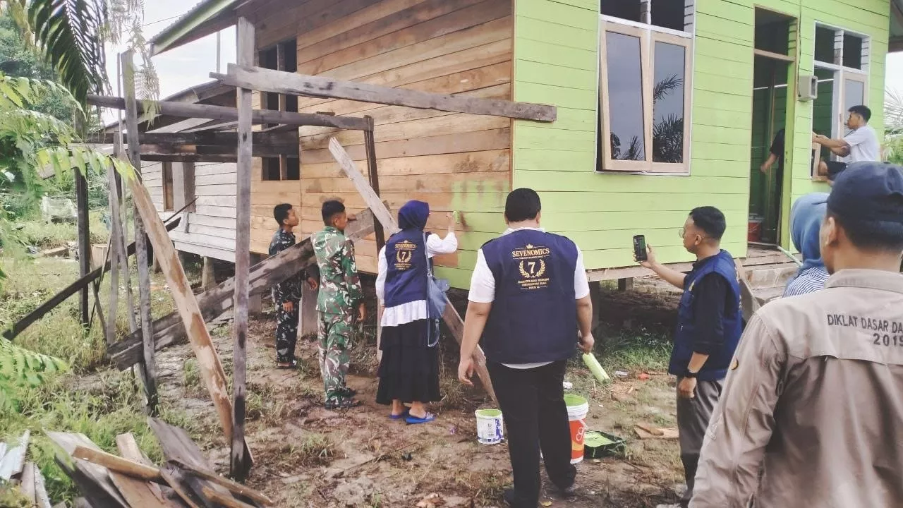 Perkuat Kemanunggalan dan Gotong Royong, Satgas TMMD ke-129 Kodim 0313/KPR Bersama Mahasiswa UNRI Pulas Rumah Bapak Dedi