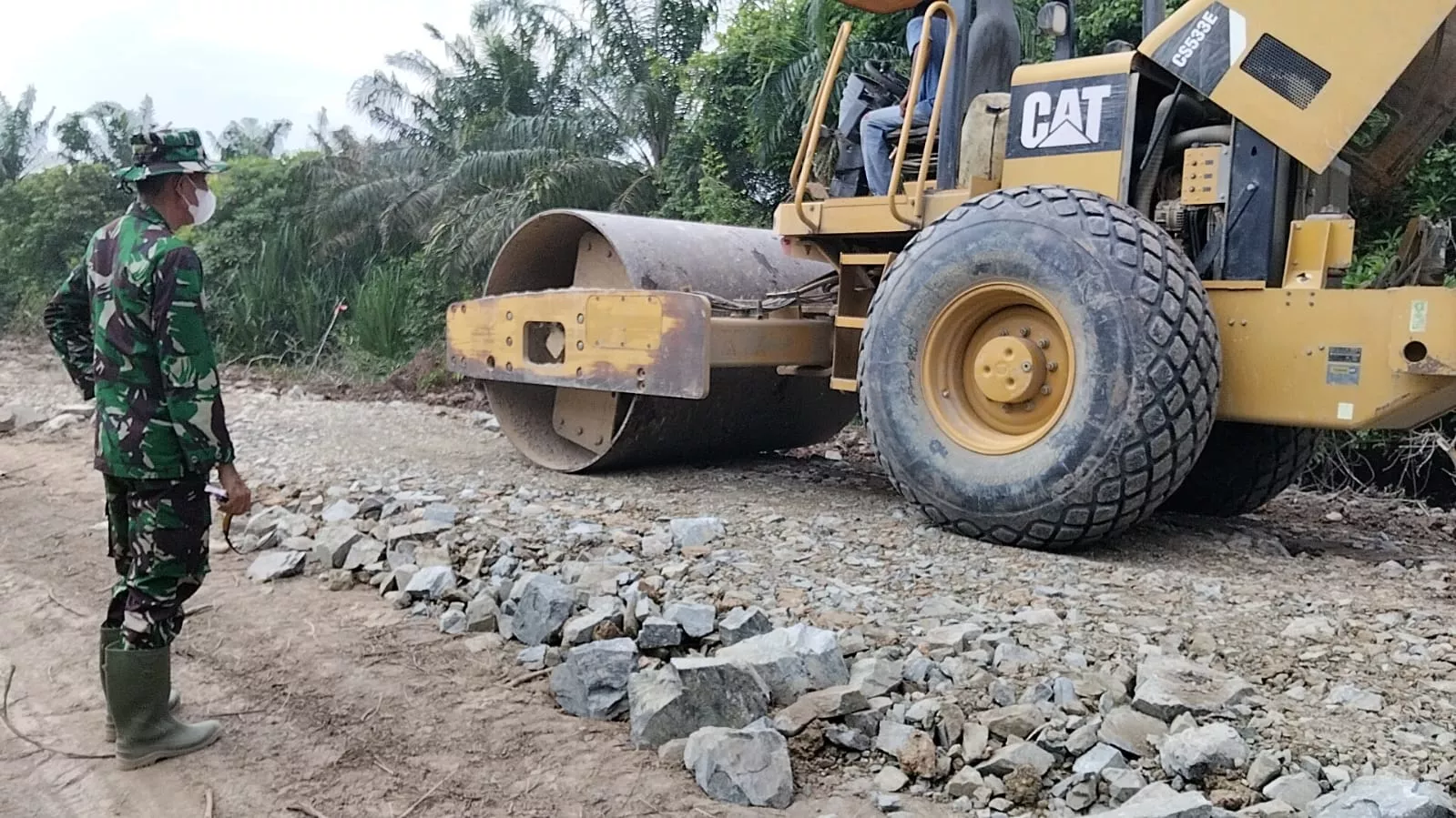 Tutup Jalan Berlubang dan Merapikan Bahu Jalan, Satgas TMMD ke-129 Kodim 0313/KPR Dipacu Hingga Jembatan T. Tahal