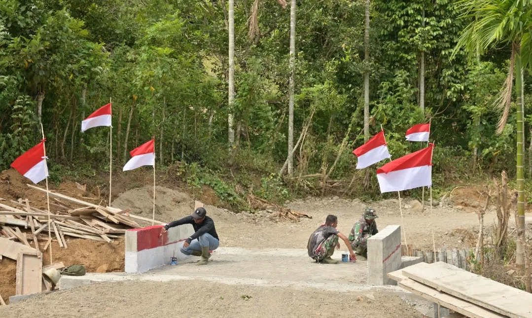 Gebyar Merah Putih di Lokasi TMMD ke-129, Satgas Hiasi Jembatan Bok Culvert dengan Nuansa Kemerdekaan