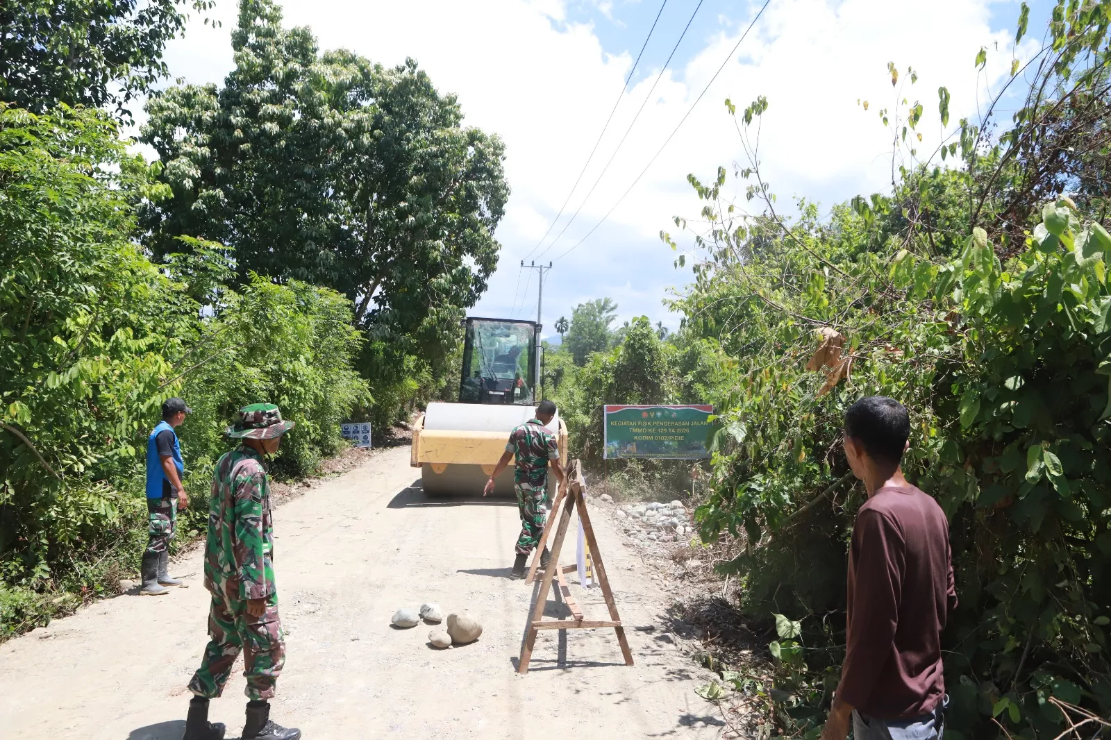 Jaga Keselamatan Petani, Satgas TMMD ke-129 Pasang Portal dan Rambu Imbauan di Lokasi Pengerasan Jalan