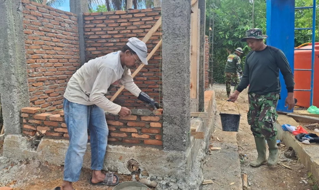 Satgas TMMD Kodim 0102/Pidie dan Warga Kebut Pembangunan MCK, Hadirkan Sanitasi Layak di Meunasah Blang Cot