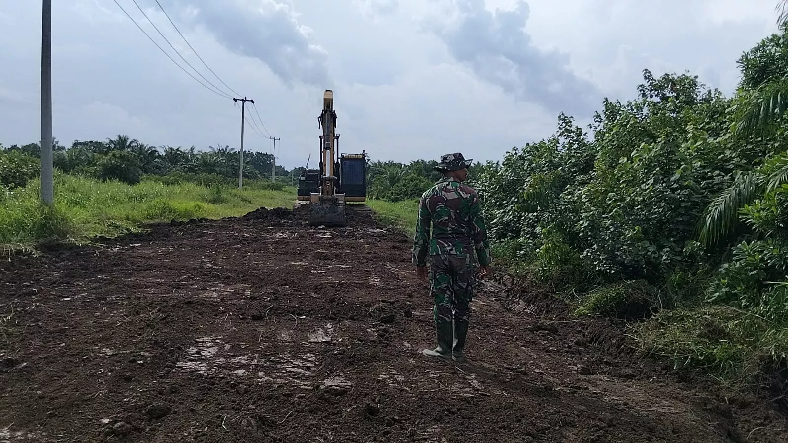 Masuk Sektor Critical, Satgas TMMD KE-129 Kodim 0313/KPR Timbun Jalan Berlubang 230 Meter di Pangkalan Terap