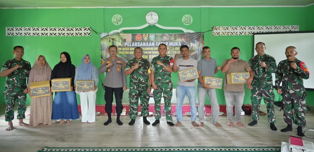 Tim Wasev TMMD Ke-129 Kodim 0102/Pidie Tatap Muka dengan Warga, Salurkan Bantuan Sembako sebagai Wujud Kepedulian TNI