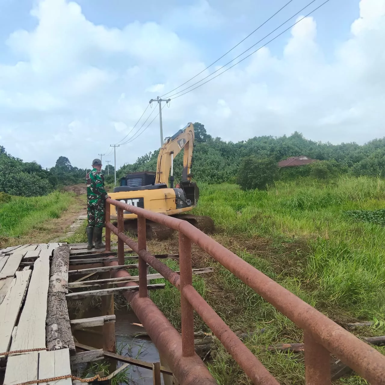 Rancang Tumpuan Gambangan, Satgas Tmmd Kodim 0313/KPR Siapkan Perlintasan Alat Berat di Jembatan T. Tahal