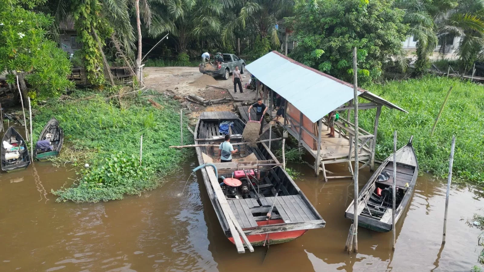 Tembus Arus Sungai Sejauh 15 Kilometer, Satgas TMMD Ke-129 Kodim 0313/KPR, Langsir Material ke Desa Pangkalan Terap