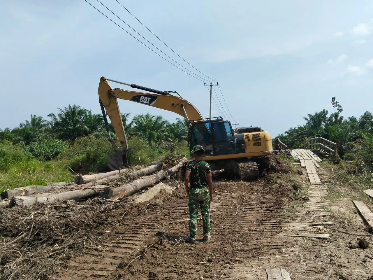 Jaga Kelancaran Pasokan Material, Satgas TMMD Ke-129 Kodim 0313/KPR Terus kerjakan Perbaikan Jembatan Penyeberangan Sementara