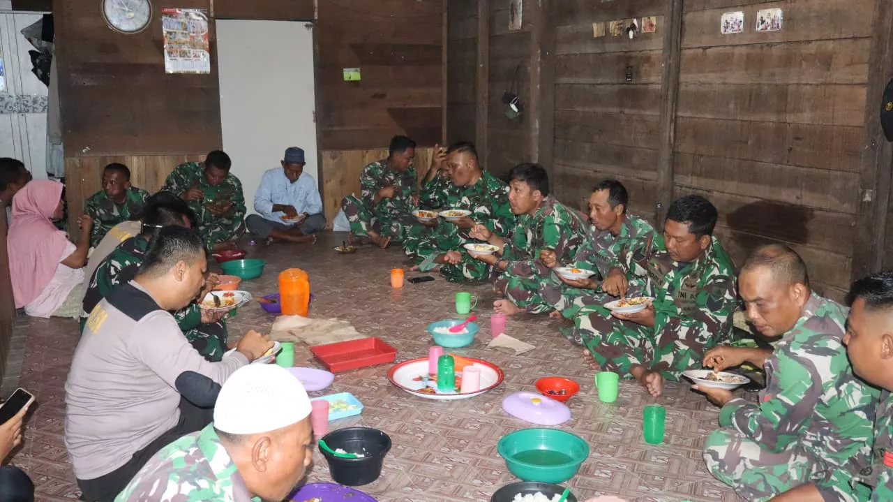 Hangatnya Kebersamaan: Satgas TMMD Ke-129 Kodim 0313/KPR Gelar Makan Bersama di Rumah Orang Tua Asuh
