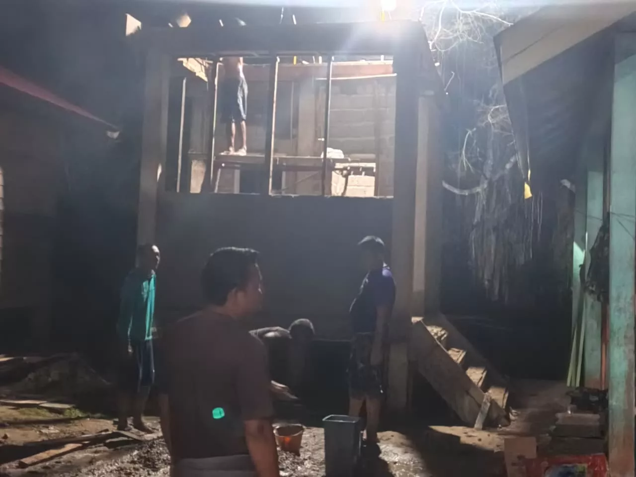 Lembur Hingga Malam, Satgas TMMD ke-129 Pacu Pembangunan MCK Dusun 1
