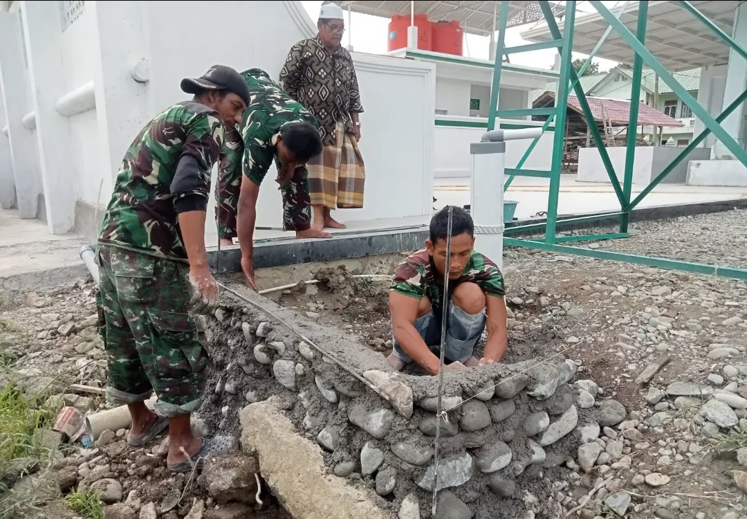 Satgas TMMD Ke-129 Kodim 0102/Pidie Bangun Tempat Wudhu, Lengkapi Sarana Air Bersih di Masjid Al Furqan