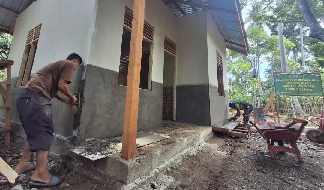 Bangga Menjadi Bagian Satgas TMMD, Sertu Ramadhan Curahkan Pengabdian Membangun Rumah Layak Huni untuk Warga