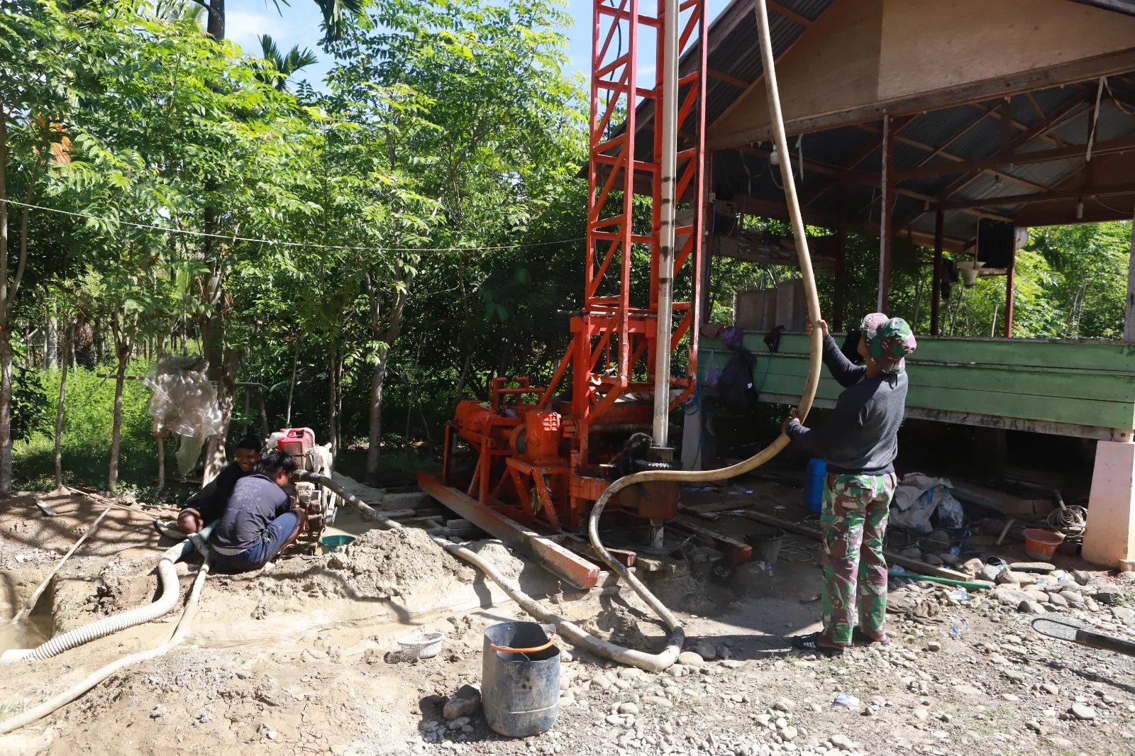 Pantang Menyerah Hadapi Medan Sulit, Satgas TMMD 129 Kodim 0102/Pidie Terus Kejar Sumur Bor untuk Santri dan Warga