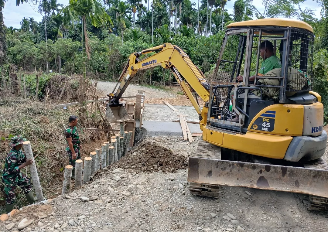 Perkuat Pondasi Jembatan, Satgas TMMD Ke-129 Kodim 0102/Pidie Pacu Pemasangan Cerucuk Penahan Bantaran Jalan