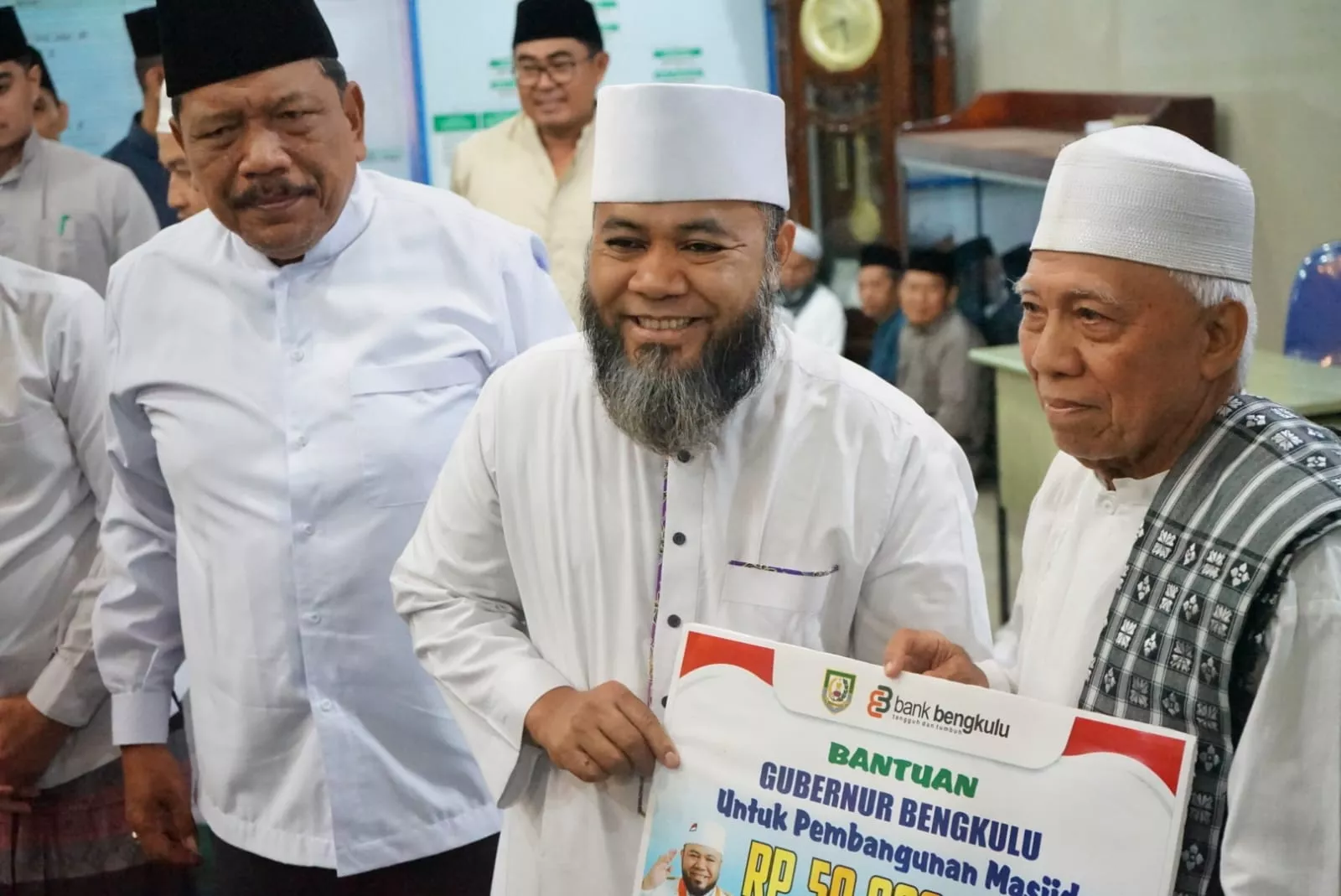 Safari Ramadan 1447 H di Rawa Makmur, Gubernur Helmi Hasan Salurkan Bantuan dan Siapkan Rp30 Miliar Atasi Banjir