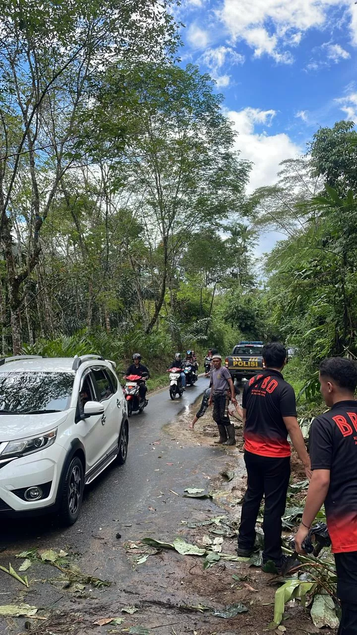 Meski Lebaran, BPBD Tetap Siaga Tangani Longsor di Rimbo Pengadang