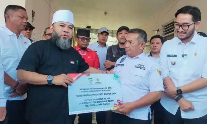 Gubernur Helmi Hasan Tinjau Lokasi Longsor di Bandung Barat, Pemprov Bengkulu Salurkan Bantuan Rp370 Juta