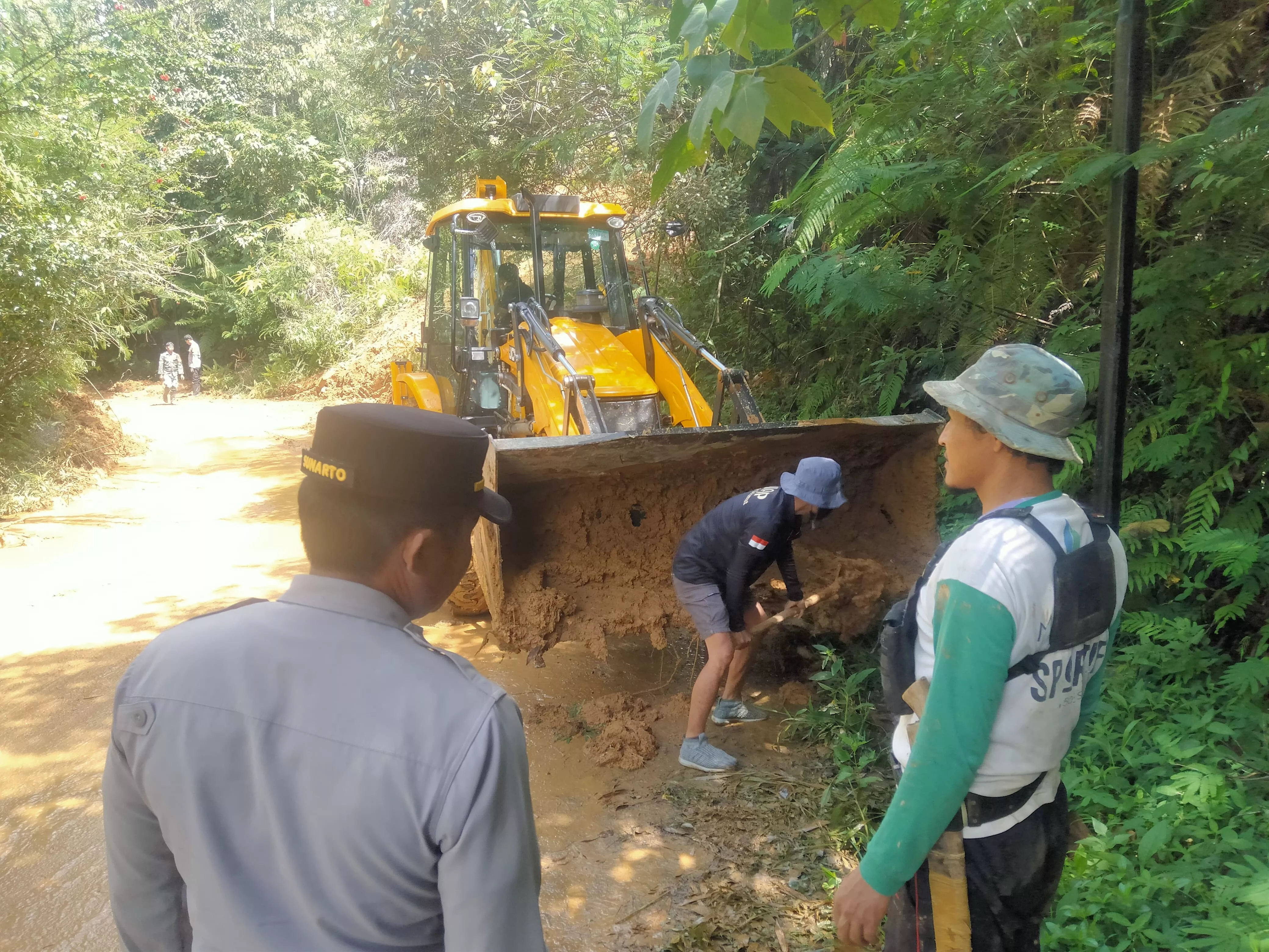 Dua Titik Longsor di Lebong Mulai Dibersihkan, Pengguna Jalan Diimbau Waspada Jalan Licin