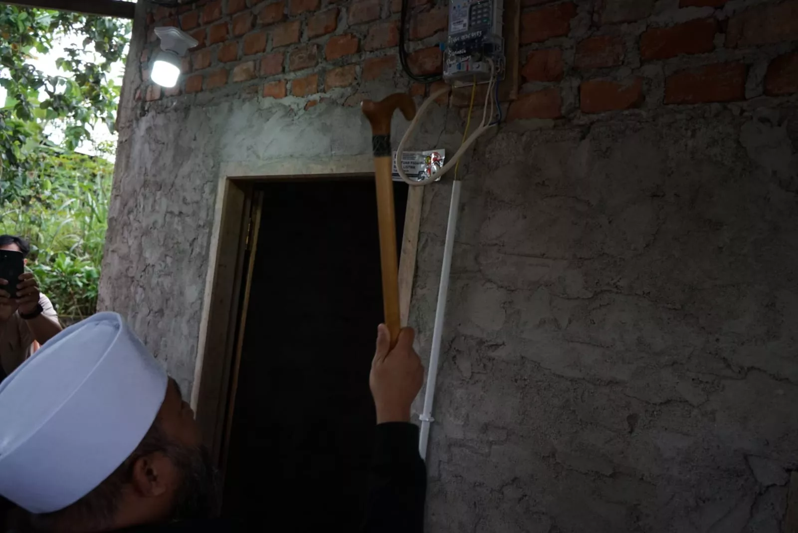 Helmi Hasan Pastikan Listrik Menyala, Tinjau Langsung Bantuan Pasang Baru untuk Warga Kepahiang