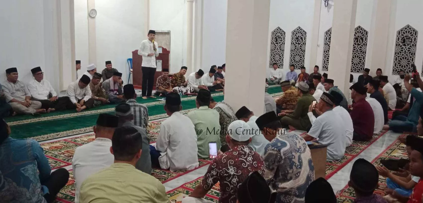 Pemda Kaur Safari Ramadhan di Desa Tanjung Baru, Serahkan Bantuan untuk Masjid dan Anak Yatim
