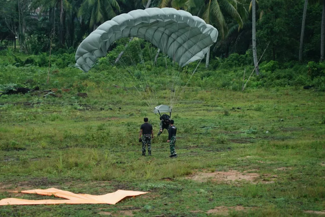Wagub Bengkulu Saksikan Penerjunan Taktis dan Free Fall Kopassus dari Hercules