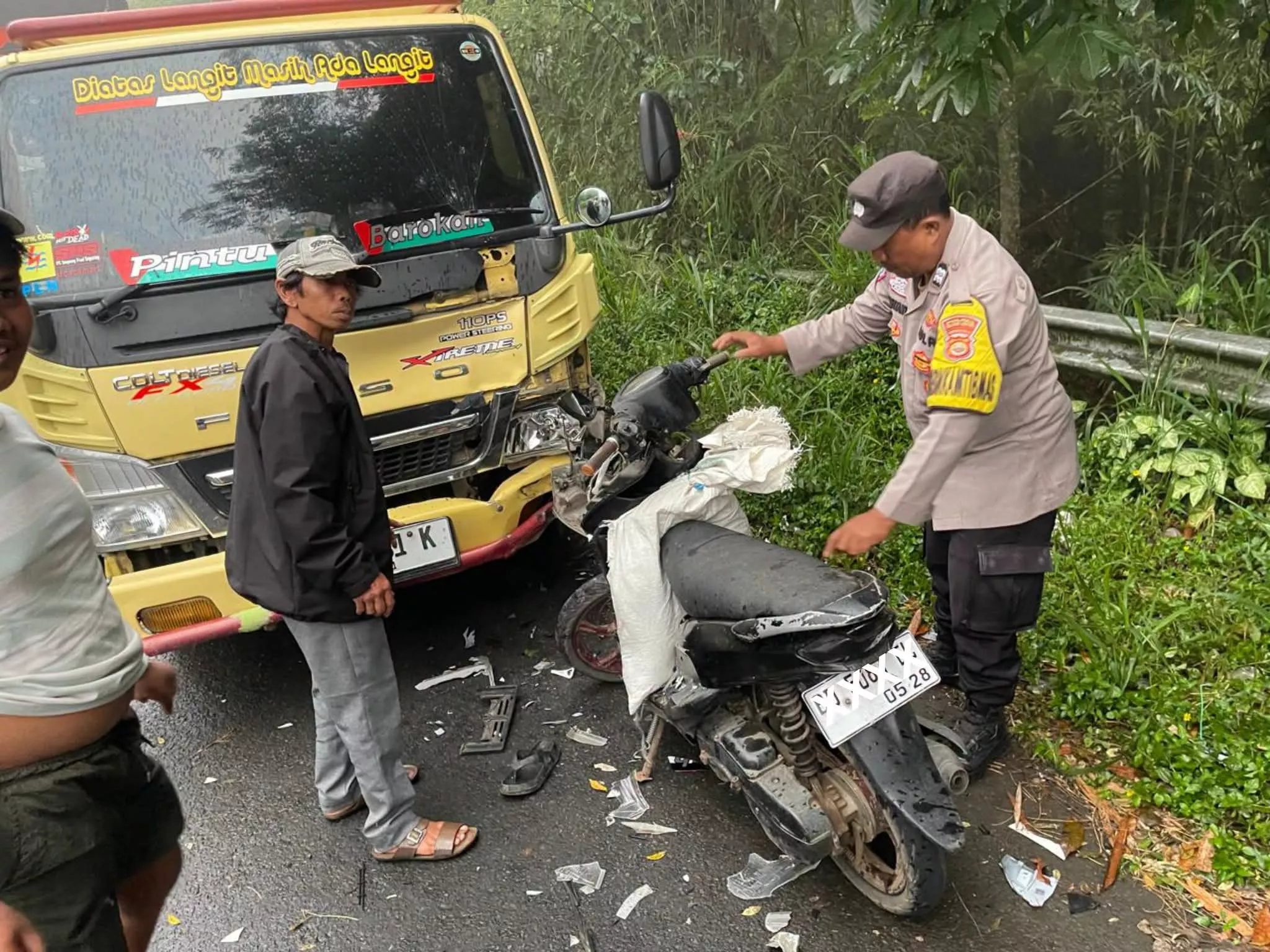 Diduga Ambil Jalur Kanan di Tikungan, Yamaha Mio Tabrakan dengan Colt Diesel di Bermani Ulu Raya