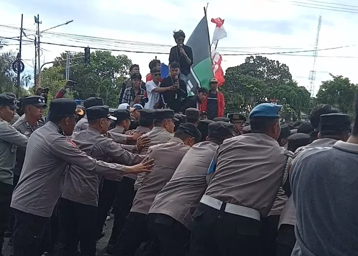 Ricuh di DPRD Bengkulu! Aksi Mahasiswa Meledak, Dorong Aparat hingga Bakar Ban
