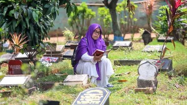 Panduan Lengkap Ziarah Kubur: Tata Cara, Adab, dan Doa yang Dianjurkan
