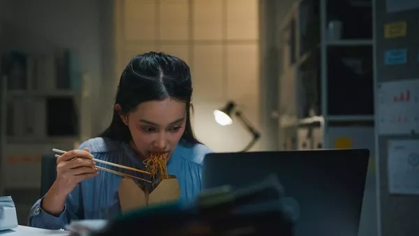 Sering Makan Berat Tengah Malam? Dokter Ingatkan Risikonya Bisa Ganggu Fungsi Ginjal