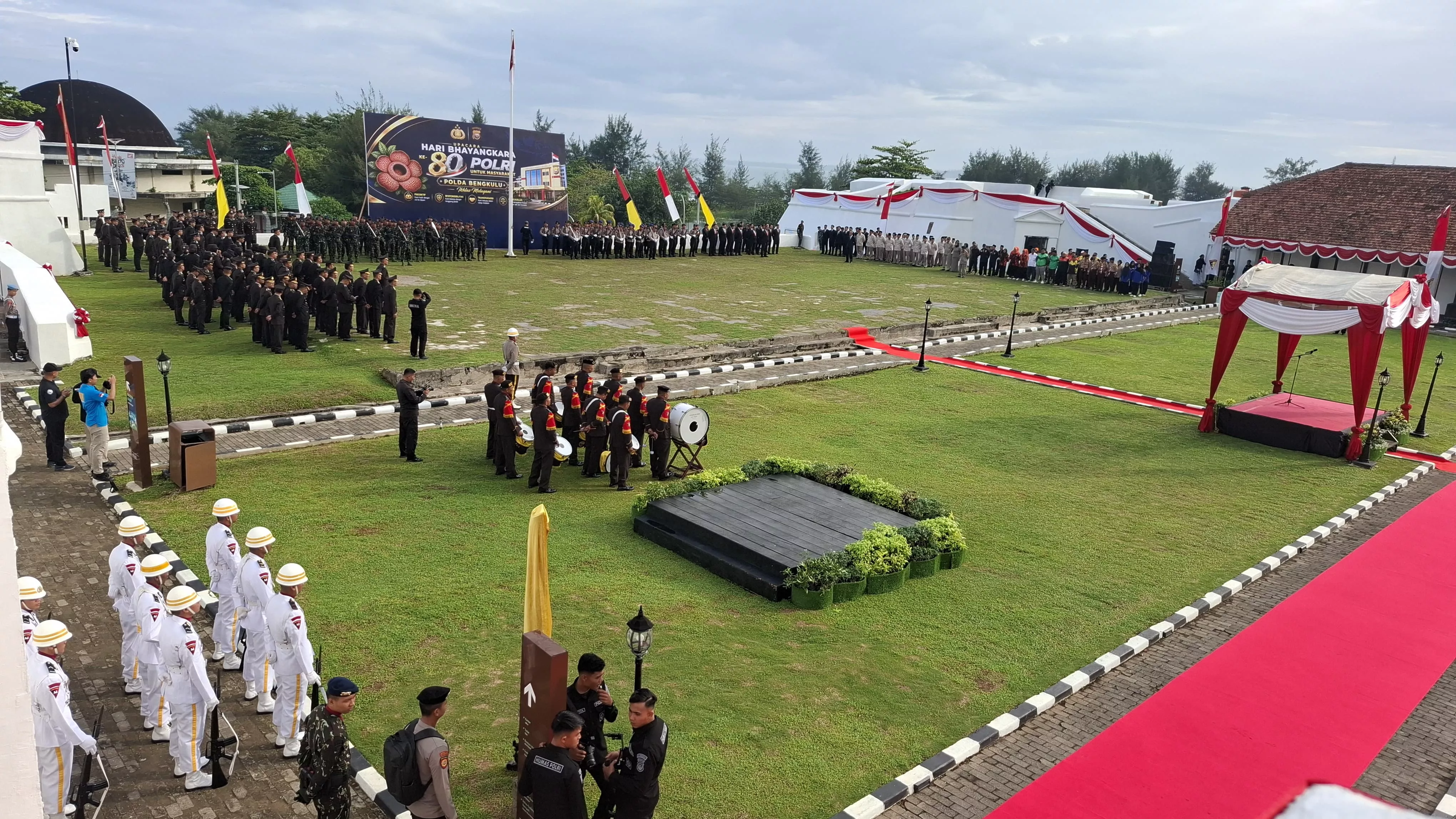 Hari Bhayangkara ke-80 Digelar di Benteng Marlborough, Kapolda Bengkulu Sampaikan Pesan Penting, Helmi Hasan Soroti Sinergi untuk Daerah Aman