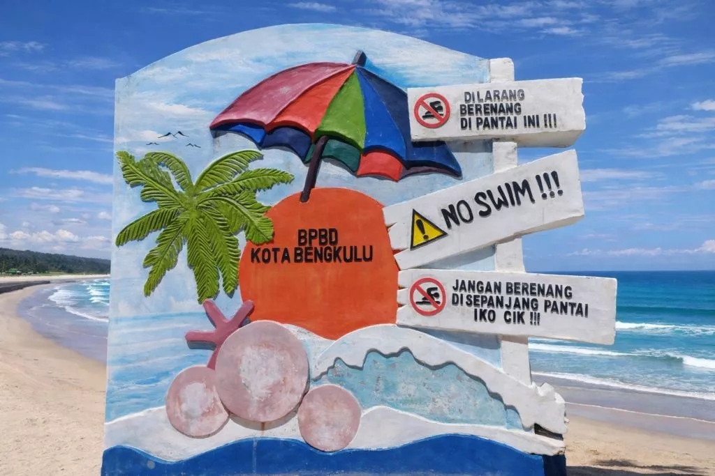 Dilarang Berenang! Ombak Ganas Pantai Panjang Intai Wisatawan Saat Libur Lebaran
