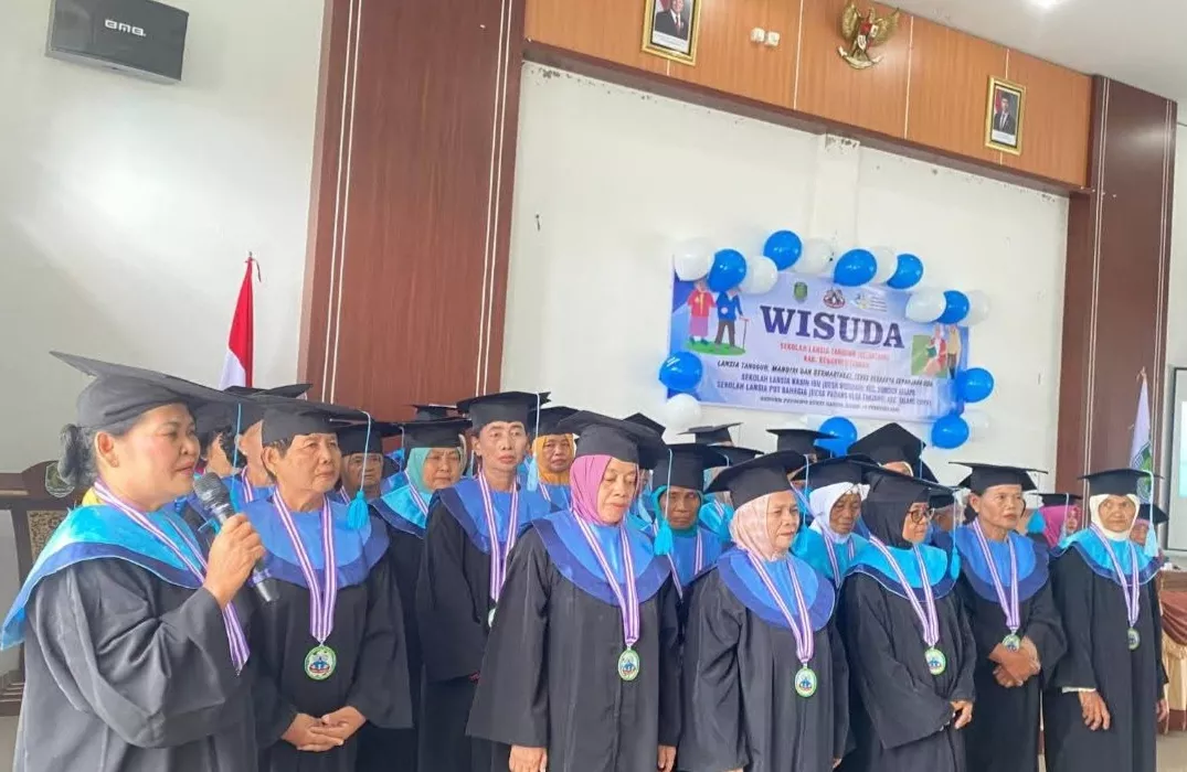 Usia Senja, Semangat Membara: 75 Lansia Bengkulu Tengah Resmi Diwisuda