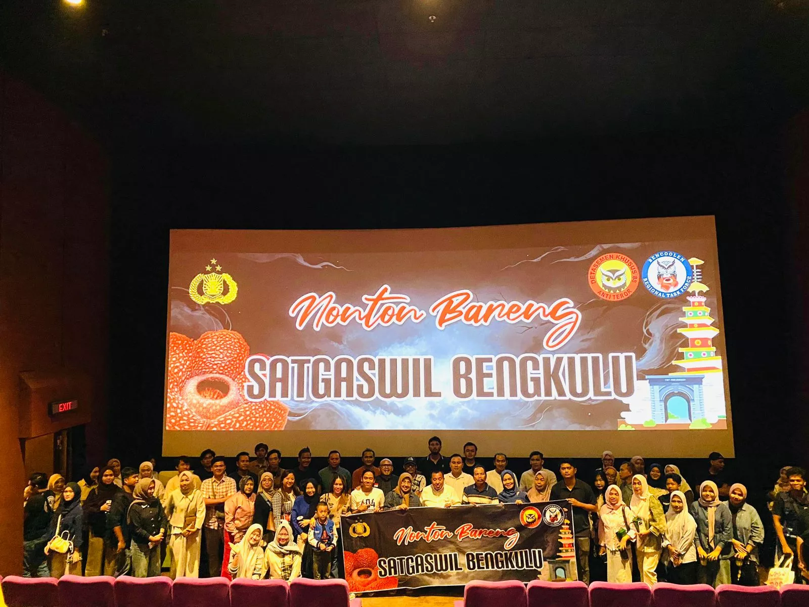 Puluhan Wartawan hingga Mahasiswa Nobar Film 
