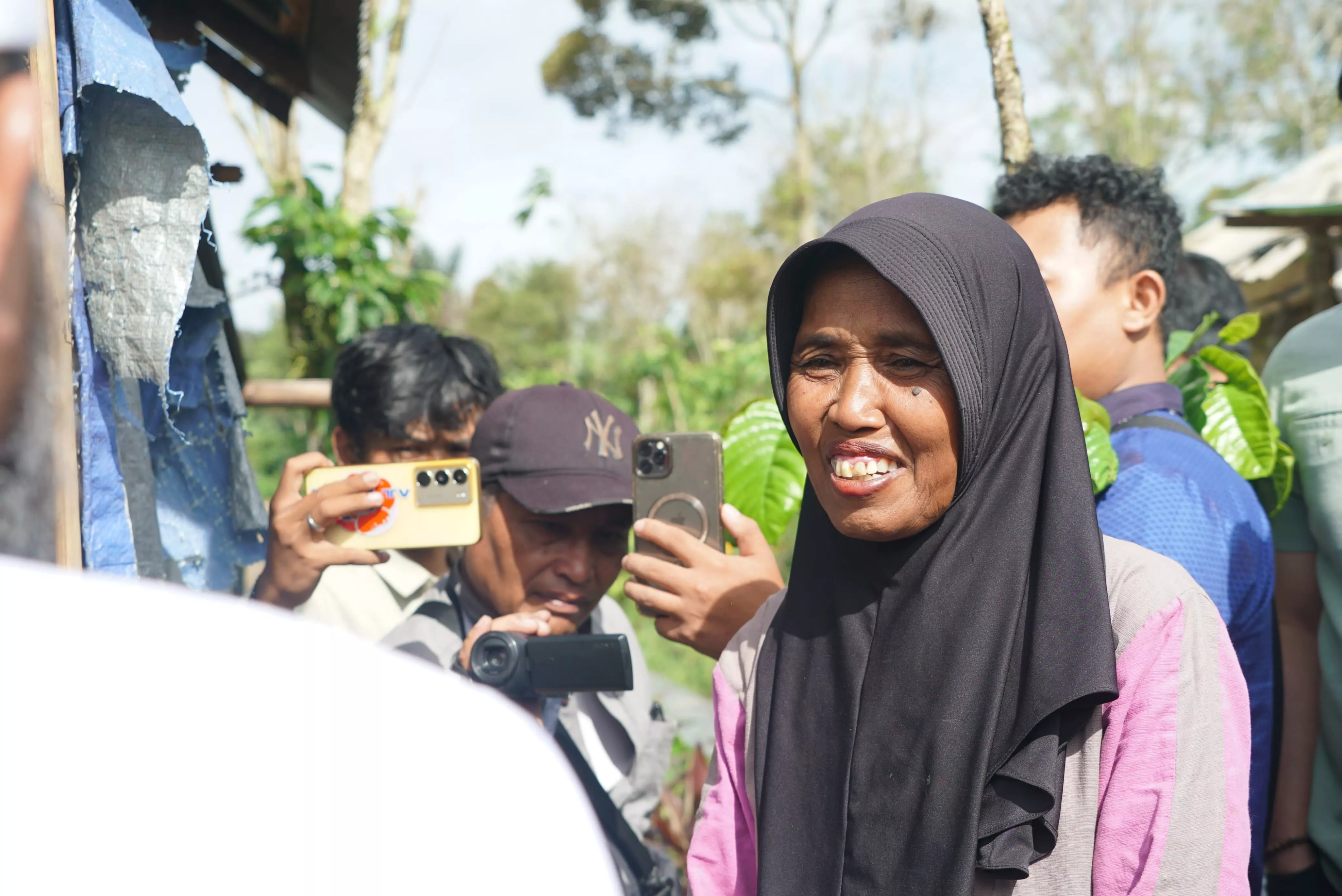 Di Rumah Berdinding Kayu Itu, Senyum Ibu Sundari Kembali Menyala