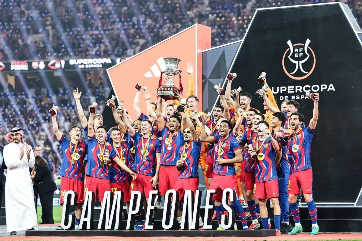 Madrid Tersungkur, Barcelona Angkat Trofi di Tanah Arab