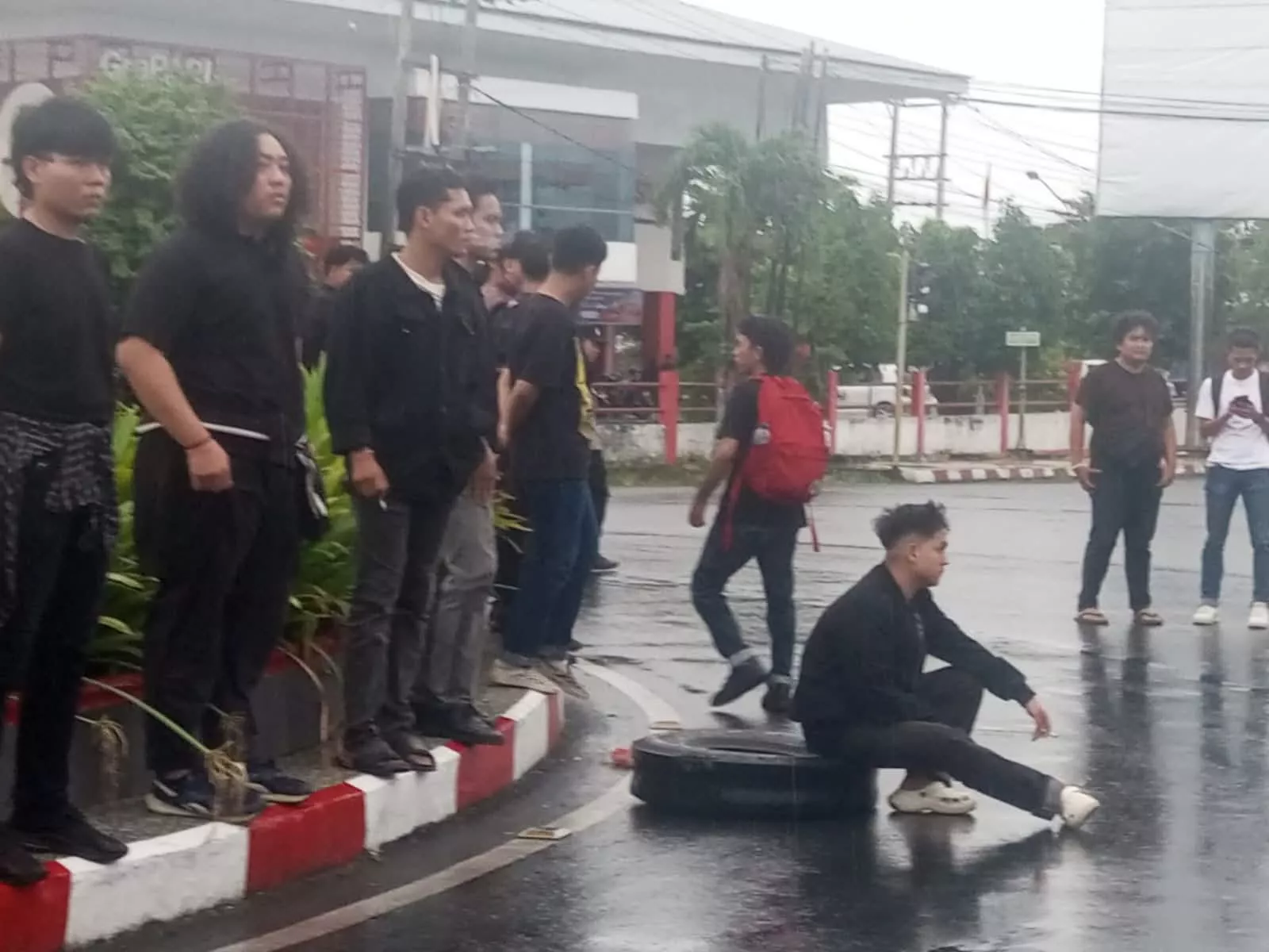 Demo Simbolik di Bengkulu Ricuh Saat Aparat Padamkan Api, Mahasiswa Desak Evaluasi Total MBG