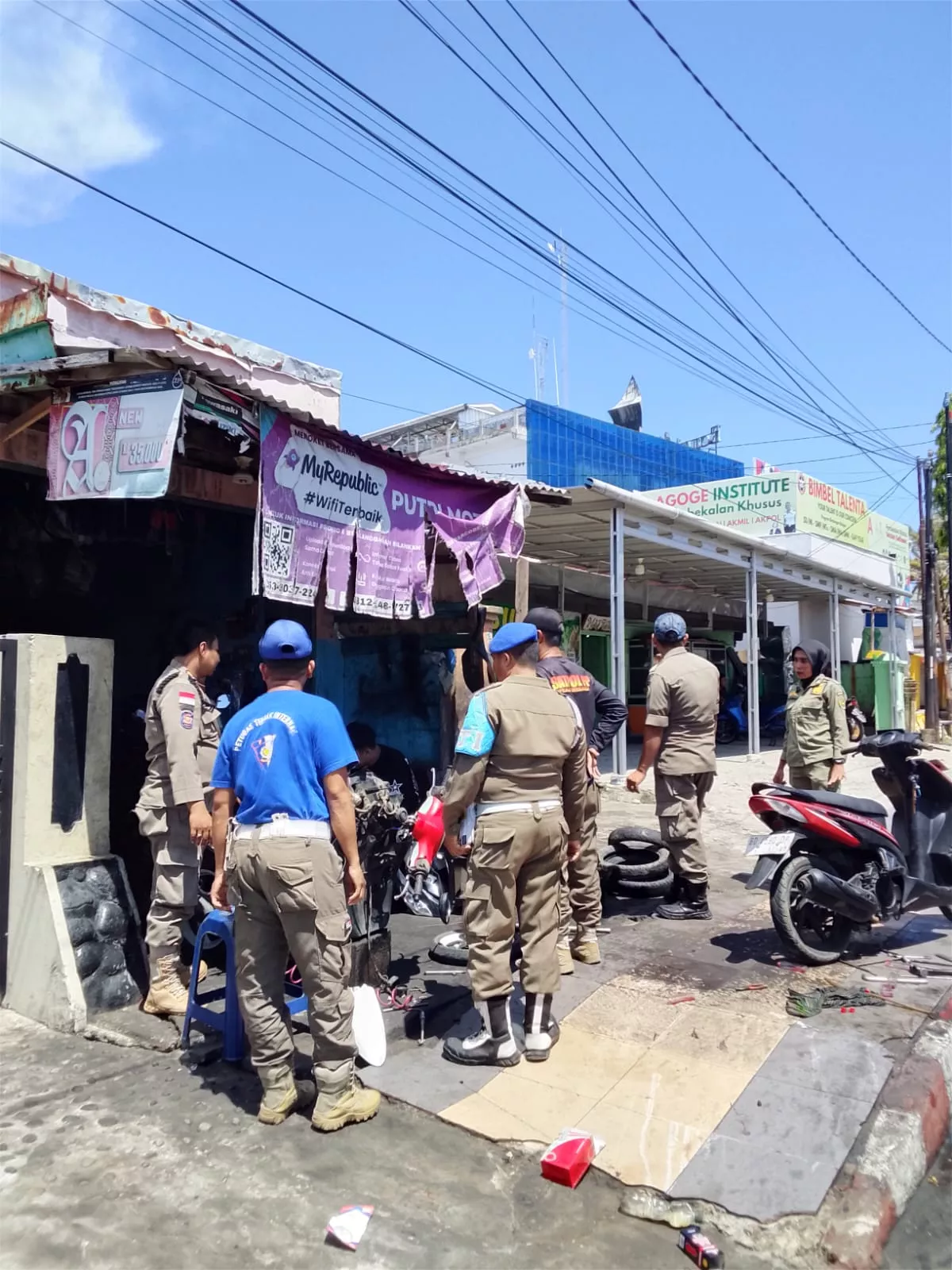 Trotoar Dipenuhi Motor Bengkel, Satpol PP Bengkulu Turun Tangan Tegur dan Tertibkan