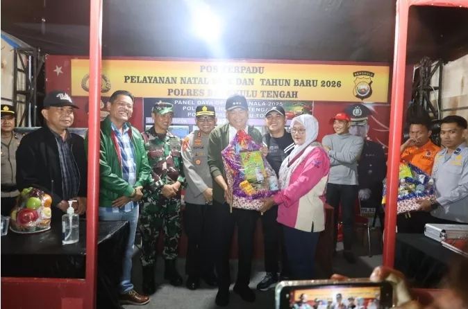Bupati Rachmat Riyanto Berikan Bingkisan Parcel di Pos PAM Nataru Benteng
