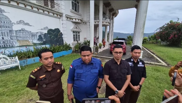 Kejaksaan Geledah Rumah Mantan Bupati Kepahiang, Dugaan “Permainan” Lahan GOR Tebat Monok Terkuak