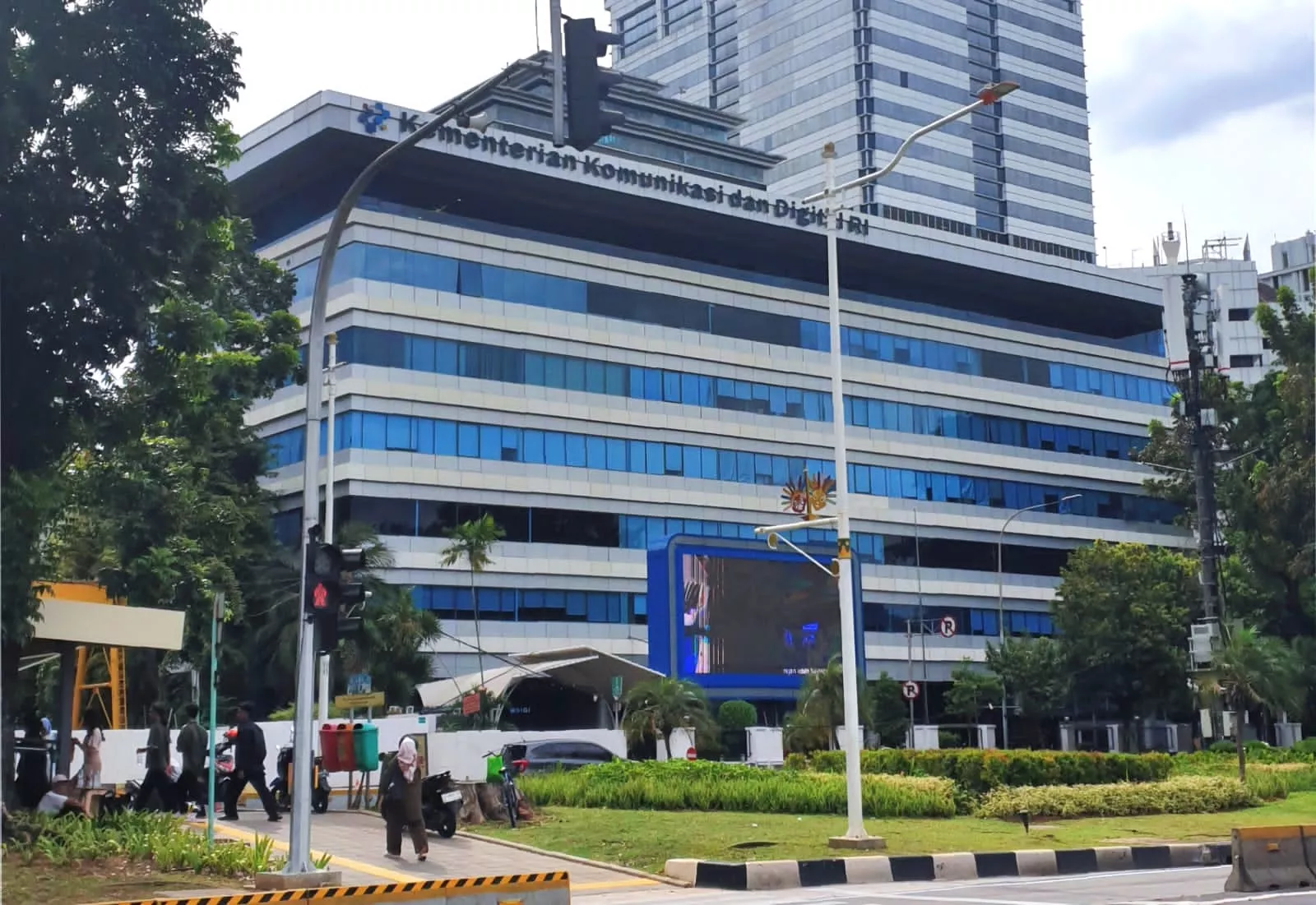 Komdigi Buka ‘Pintu Internet Cepat’! Frekuensi 700 MHz & 2,6 GHz Dilelang 2026, Sinyal Masuk hingga Pelosok