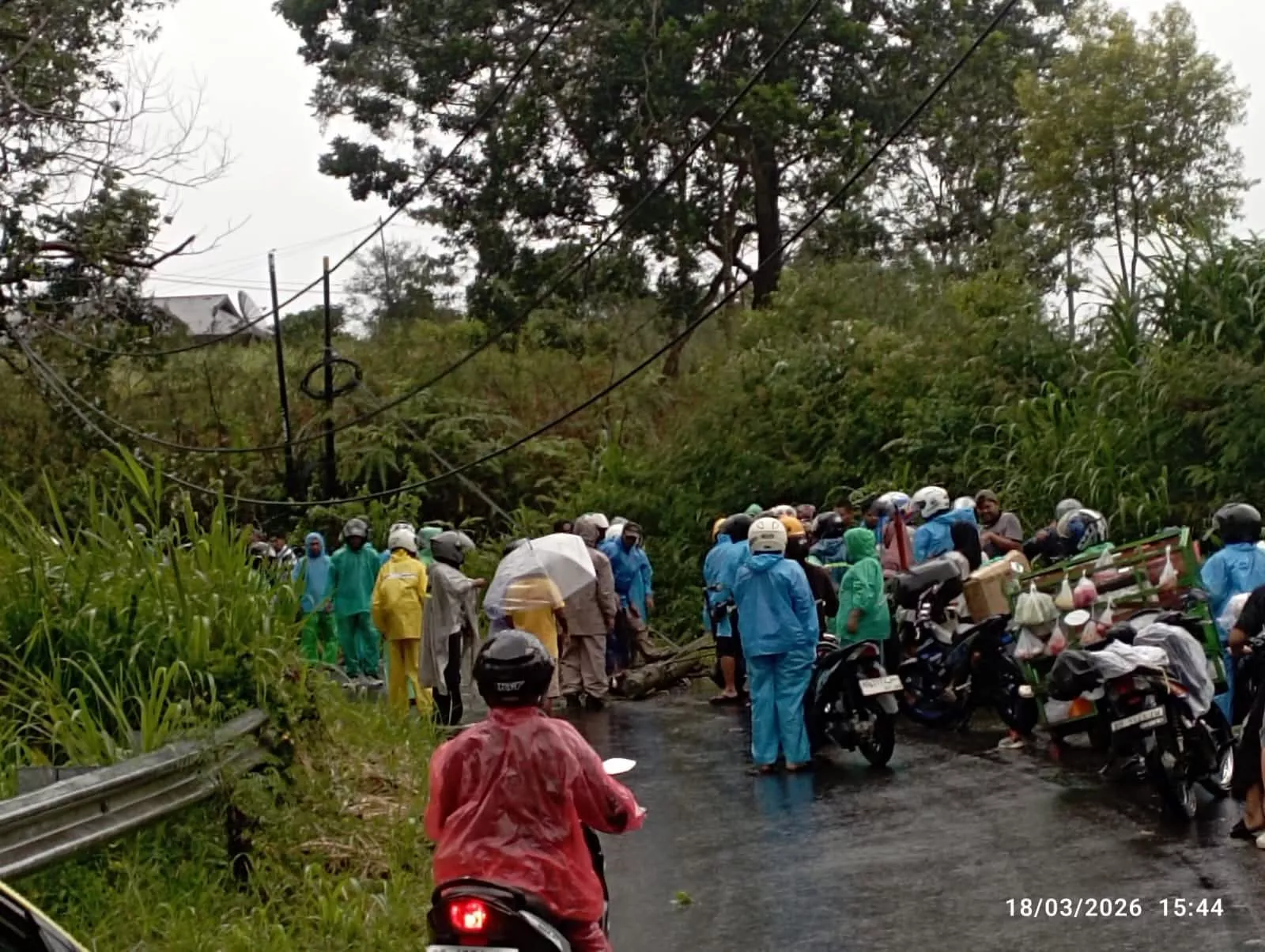 Tiang Listrik Roboh Tutup Jalan, Polisi dan Warga Gerak Cepat Pulihkan Akses Muara Aman–Curup