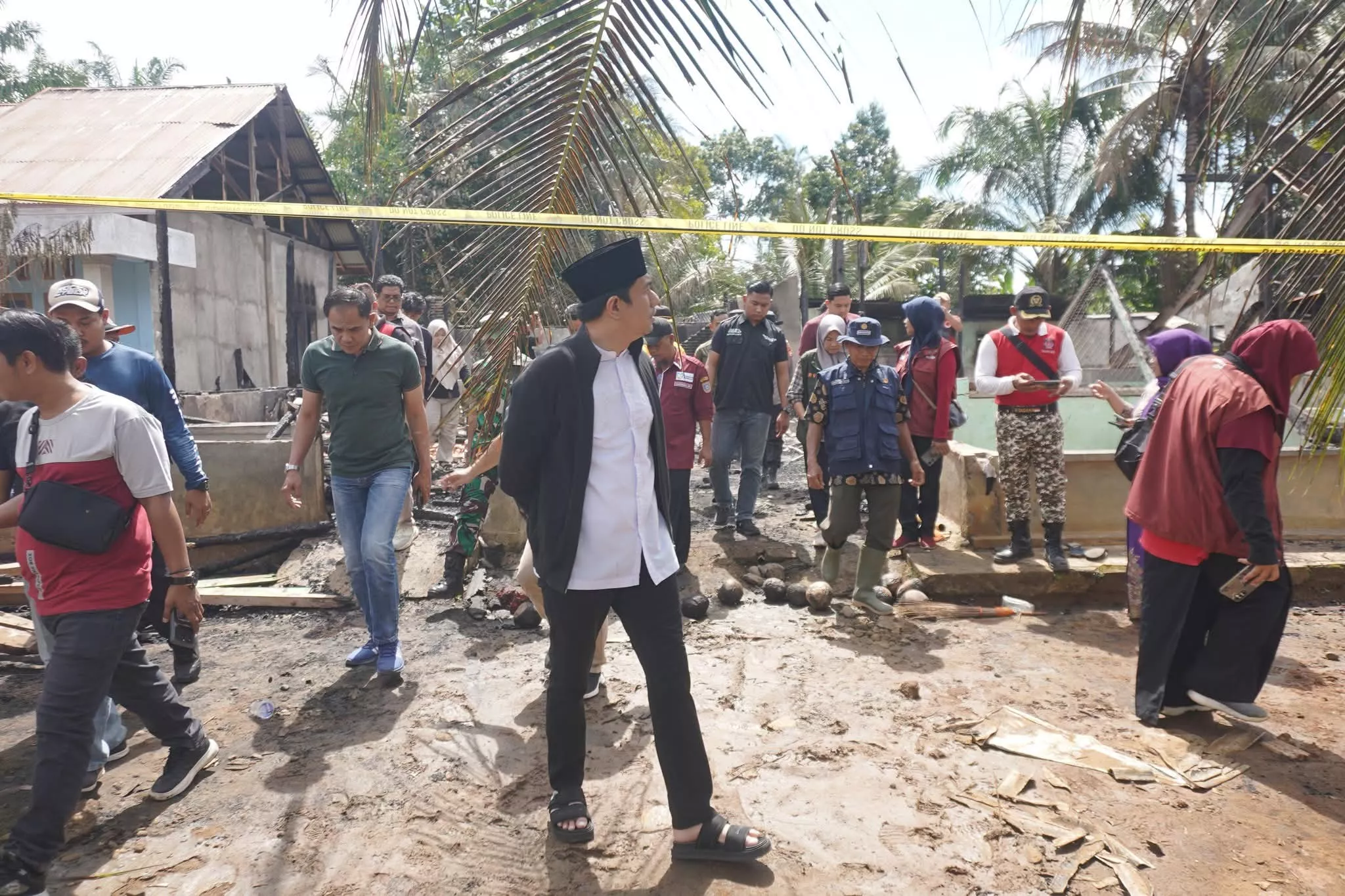 Gerak Cepat Sambangi Korban Kebakaran, Bupati Bengkulu Utara Serahkan Bantuan di Desa Argamulya