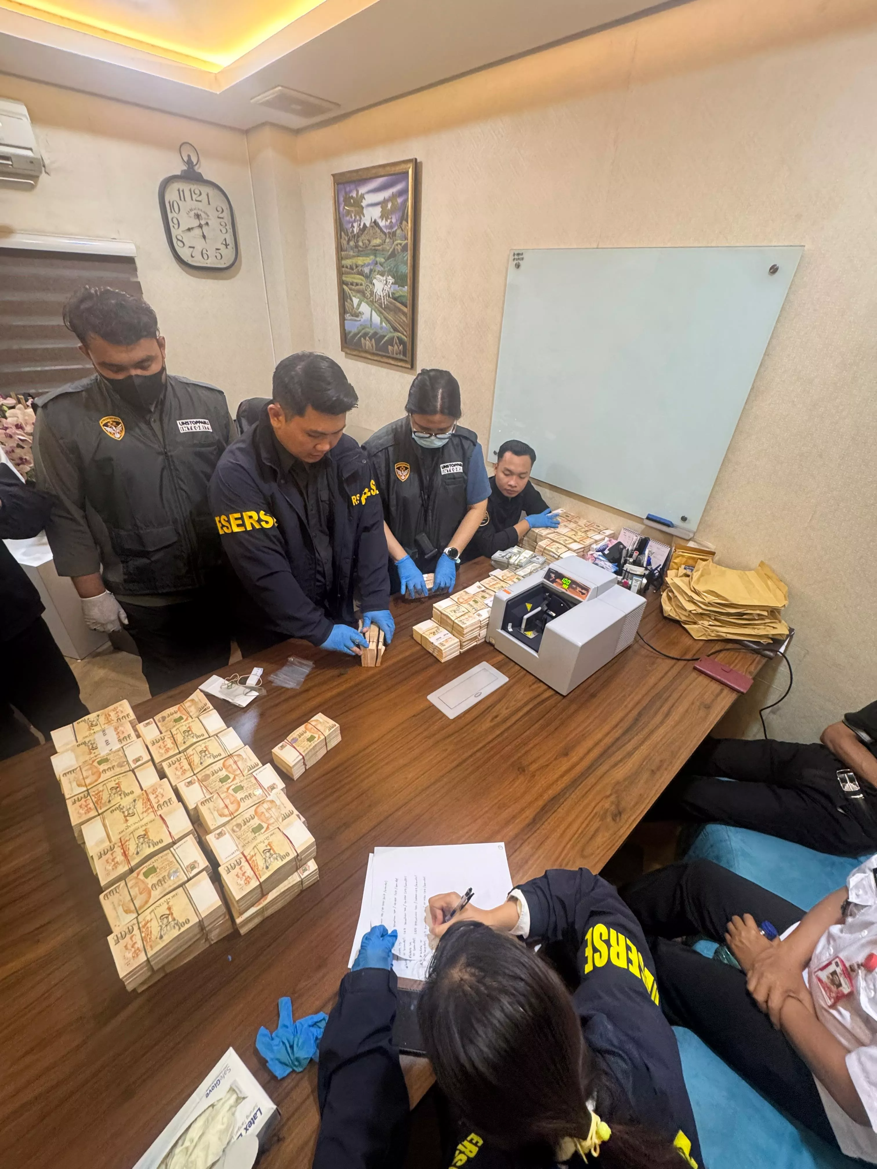 Geger! Brankas Rahasia Berisi Emas 74 Kg dan Uang Rp476 Miliar Dibongkar, Rumah Mewah di Sentul Jadi Sorotan